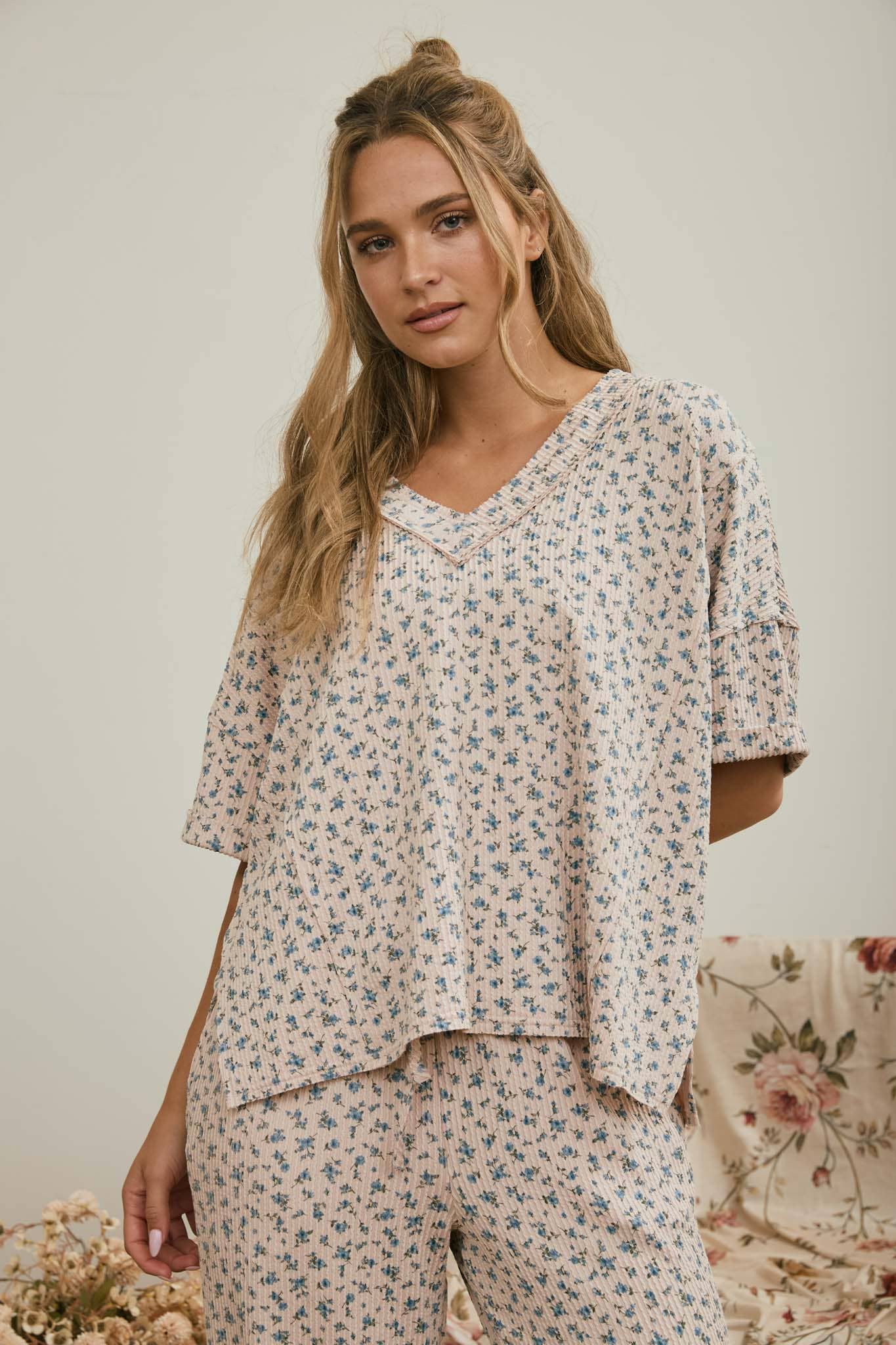 Ditsy Foral V-Neck Short Sleeve Ribbed Knit Top