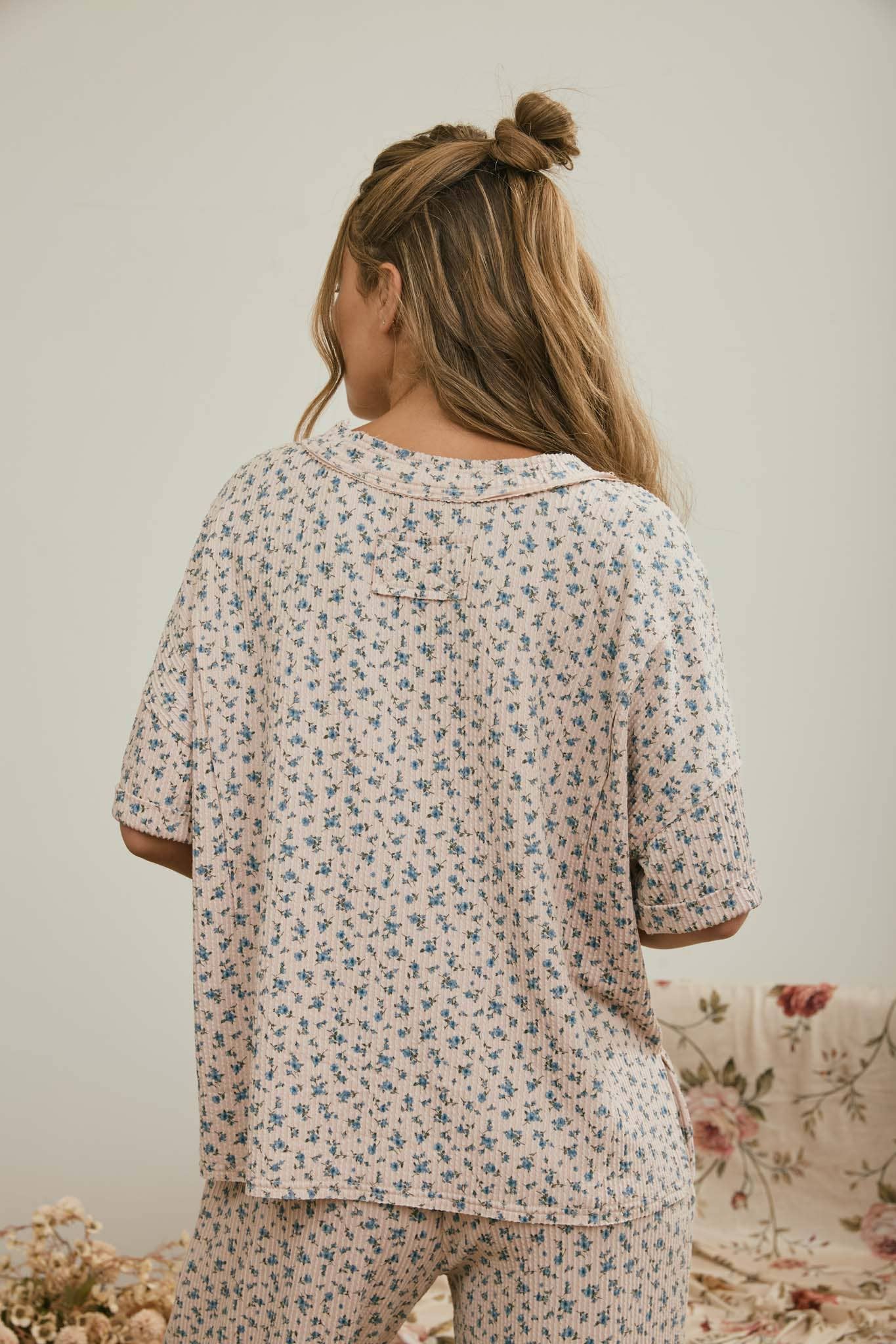 Ditsy Foral V-Neck Short Sleeve Ribbed Knit Top