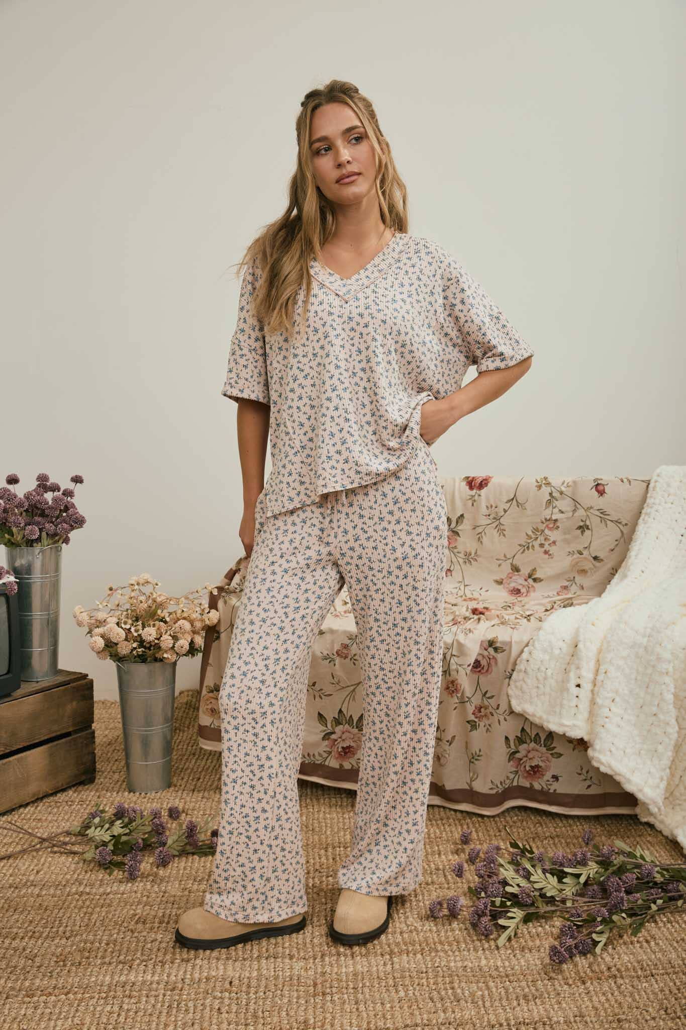 Ditsy Foral V-Neck Short Sleeve Ribbed Knit Top